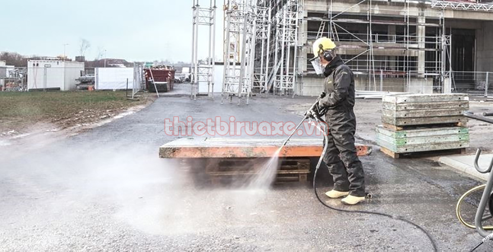 Rửa cốt pha bằng máy rửa xe cao áp