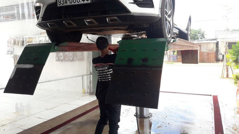 Mở tiệm rửa xe có nên đầu tư cầu nâng 1 trụ để rửa gầm hay không?